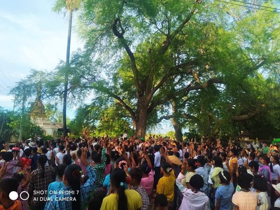 klatpri's tweet photo. On the afternoon, hundreds of people from four villages (Htan Taw Gyi, YeKyiPin, MyaSein, MyaYeik) staged a rally to protest against terrorist regime, marking the 76th birthday of the detained leader Daw Aung San Suu Kyi. #WhatsHappeningInMyanmar #June19Coup #76FlowerStrike https://t.co/MKAzeI7PdQ