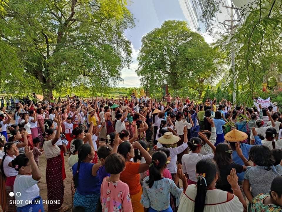 klatpri's tweet photo. On the afternoon, hundreds of people from four villages (Htan Taw Gyi, YeKyiPin, MyaSein, MyaYeik) staged a rally to protest against terrorist regime, marking the 76th birthday of the detained leader Daw Aung San Suu Kyi. #WhatsHappeningInMyanmar #June19Coup #76FlowerStrike https://t.co/MKAzeI7PdQ