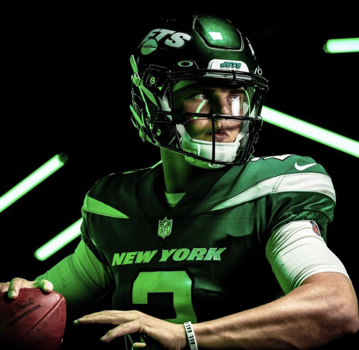 NYJets_Media's tweet photo. QB 1 looking fresh in the New York #Jets uniform ✈️🔥💪🥶 https://t.co/X8dYNhMtFd