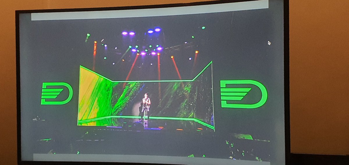 TheOfficialJP13's tweet photo. Ganito mag concert. Yung kay sarah G pang MTV e. 🤣😂

#DarrenHomeRun https://t.co/xELapay0Ce