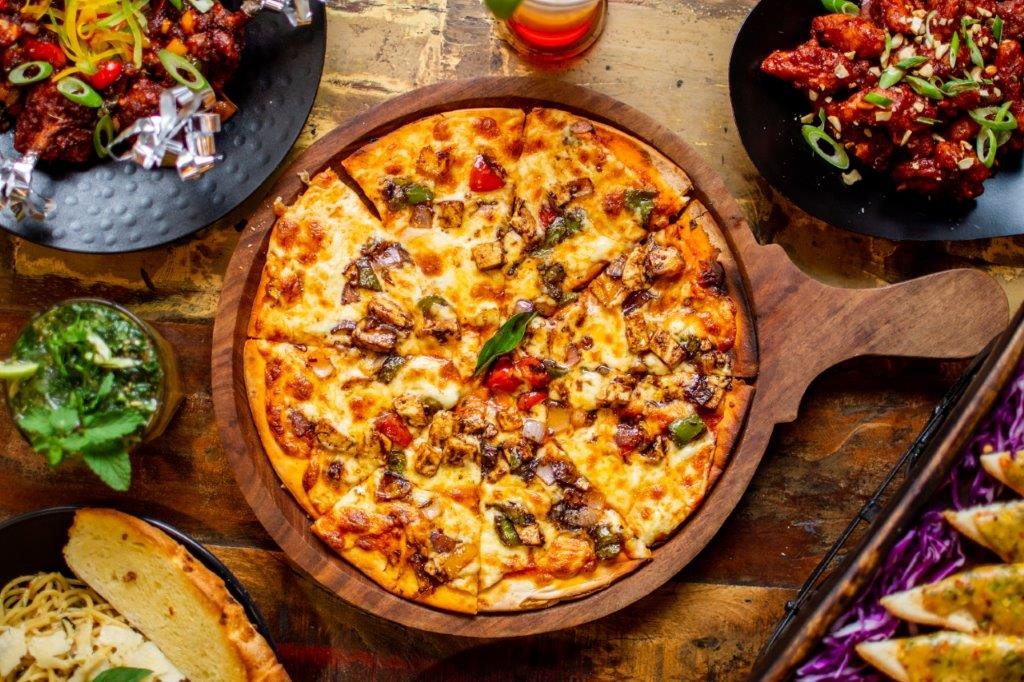 Barbecue Paneer Pizza - Piled high with cubes of barbecued paneer and topped with all your favorite toppings, Barbecue Paneer Pizza is a tasty spin on any pizza night.

#Food #FoodPorn #GourmetsTravelGuide #PanchPhoronIndia #foodiesofinstagram #foodaholic #instapic #Cravity