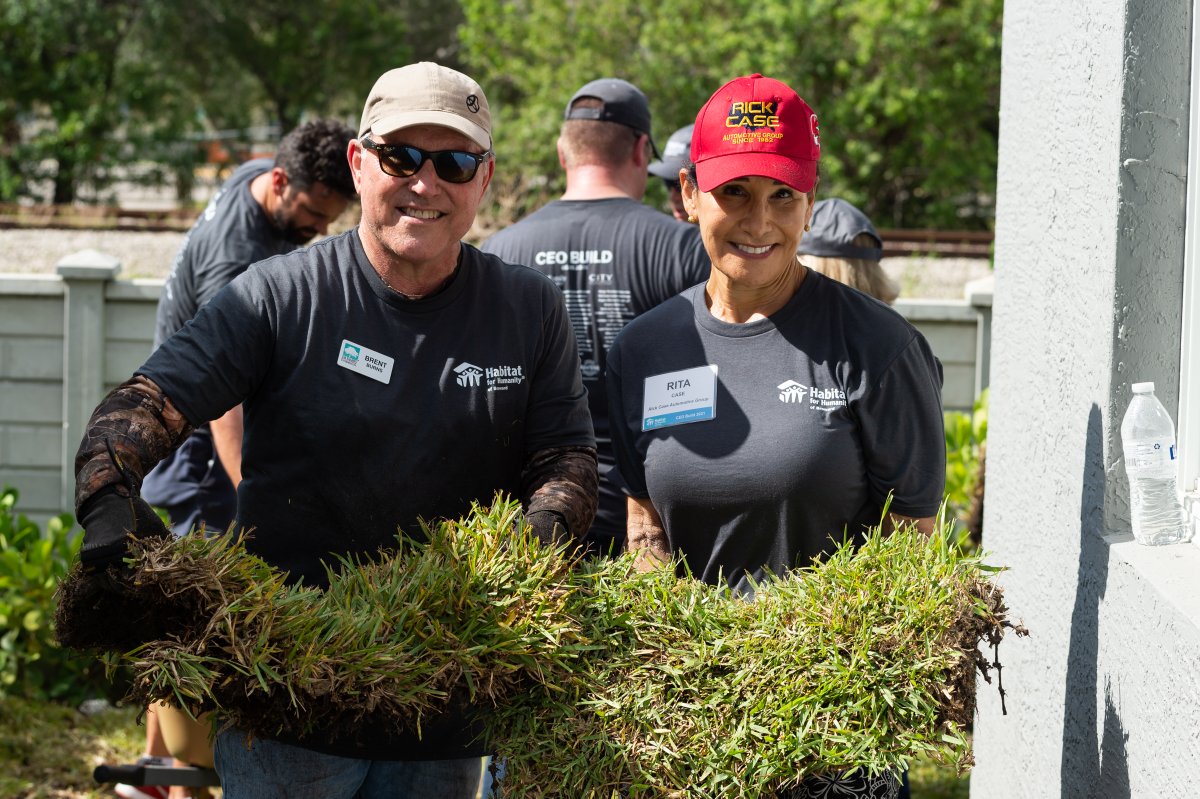 GoodNewsFL's tweet photo. South Florida CEOs Brent Burns of @JMFamily, Rita Case, of @rickcaseauto, and others lent a hand to @HabitatBroward during their CEO Build. Read how one family benefited from their affordable housing program at https://t.co/sK8vgMTqHW https://t.co/bwnZnbCJ8q