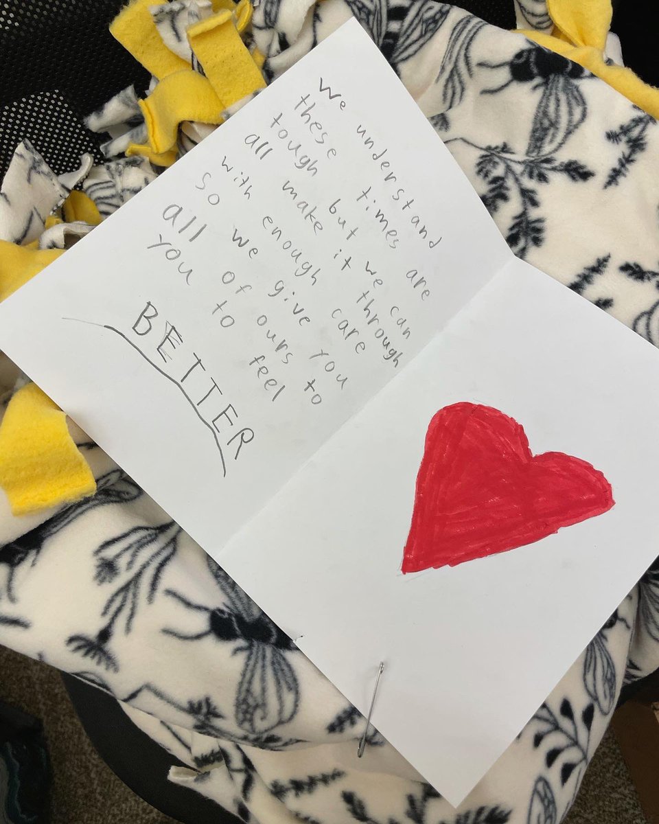 lindsrnorris's tweet photo. Many thanks to Ms. Hougland’s 5th grade class at Millbrooke Elementary @Teammillbrooke in @olatheschoolsks for thinking of our patients and brightening their day with the comfiest feeling blankets ever 💛 @kucancercenter #spreadkindness https://t.co/yF0UWZe3Ck