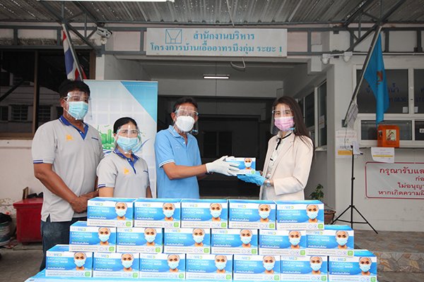 TNA_SKYTIME's tweet photo. คุณธริชยา คัมภีรญาณนนท์ รองประธานกรรมการบริหารและประธานเจ้าหน้าที่บริหารฝ่ายการเงิน บริษัทเมืองเศรษฐกิจพอเพียงจำกัด,คุณบรรพต โพธิ์ทอง ที่ปรึกษาอาวุโสด้านการตลาด และSKYMED NEW GENเดินทางไปมอบแมสจำนวน 2,500 ชิ้น ณ โครงการบ้านเอื้ออาทรบึงกุ่ม#SKYMED#SKYMED NEW GEN #covid-19#โควิด-19 https://t.co/GbTeoZUkUI