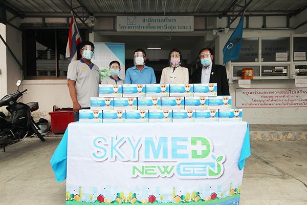 TNA_SKYTIME's tweet photo. คุณธริชยา คัมภีรญาณนนท์ รองประธานกรรมการบริหารและประธานเจ้าหน้าที่บริหารฝ่ายการเงิน บริษัทเมืองเศรษฐกิจพอเพียงจำกัด,คุณบรรพต โพธิ์ทอง ที่ปรึกษาอาวุโสด้านการตลาด และSKYMED NEW GENเดินทางไปมอบแมสจำนวน 2,500 ชิ้น ณ โครงการบ้านเอื้ออาทรบึงกุ่ม#SKYMED#SKYMED NEW GEN #covid-19#โควิด-19 https://t.co/GbTeoZUkUI