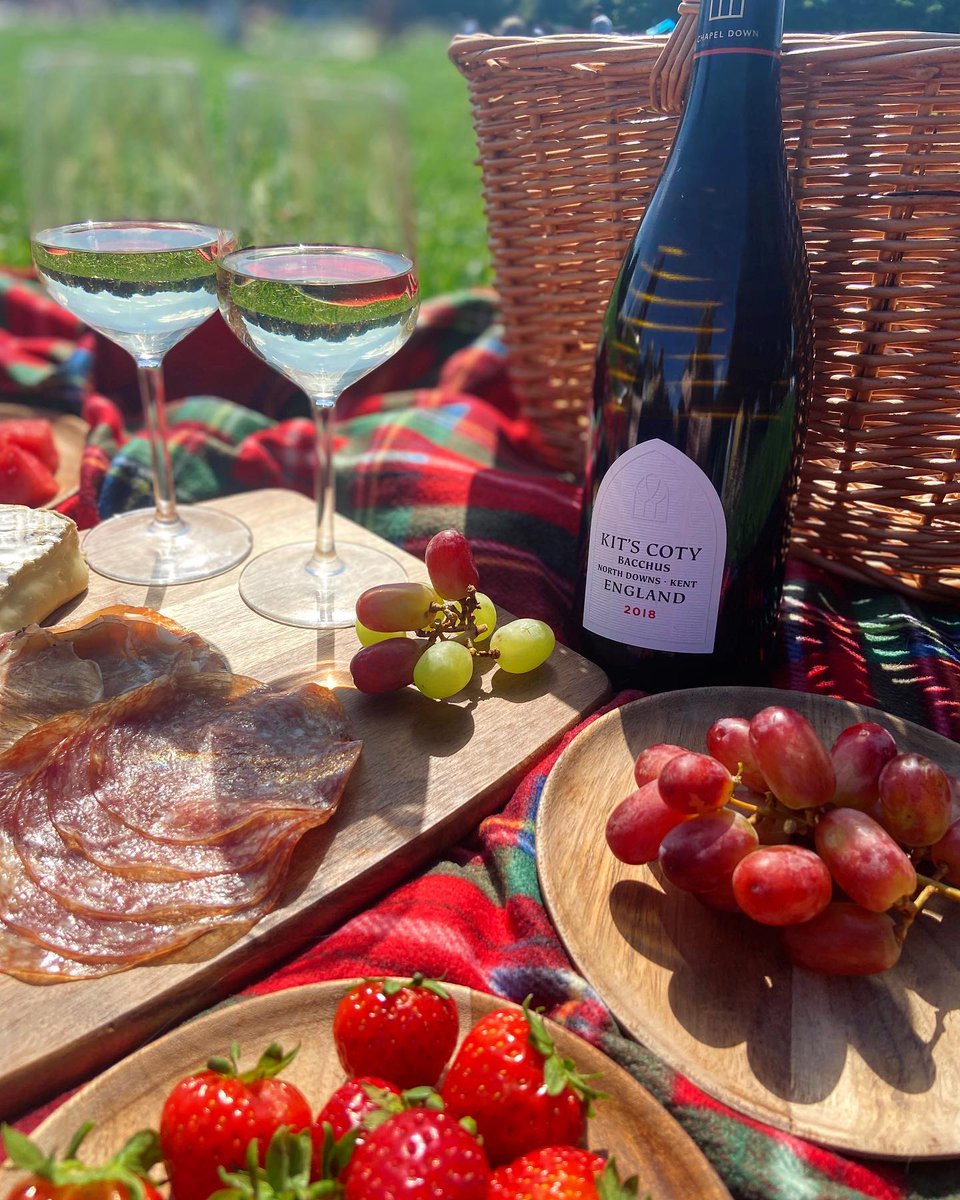 Celebrating the start of picnic season with chapeldown award-winning Kit’s Coty Bacchus🍷 it’s fresh and fruity and goes perfectly with light picnic food! 🍇🧀 Try it for yourself, chapeldown Kit’s Coty can be purchased from Selfridges for £28.99! #ad #chapeldown #englishwine #