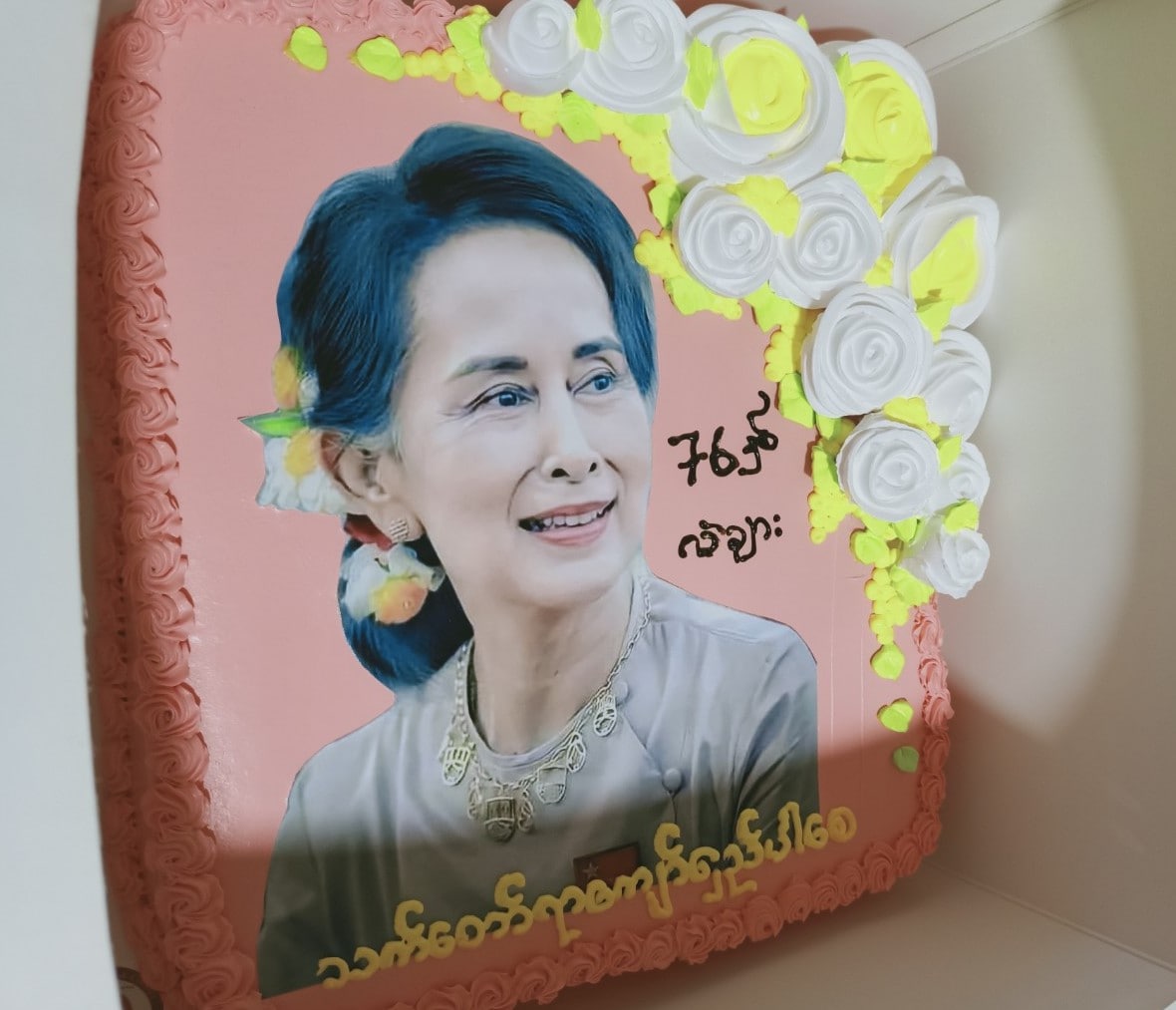 RvlBurma2's tweet photo. #Shan State (South); In #Laicha township, Generation-Alpha held ones shared a cake to mark the 76th birthday of Aung San Suu Kyi.
FREEDOM FROM FEAR
#76FlowerStrike
#WhatsHappeningInMyanmar
#June19Coup https://t.co/0nAS1xjKfs