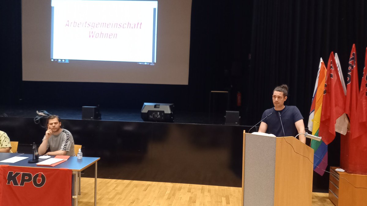 KPOE_EL's tweet photo. Tobias Schweiger spricht über zukünftige Bundeskampagnen der KPÖ. #38PT #wastun https://t.co/wjAMF1kgTO