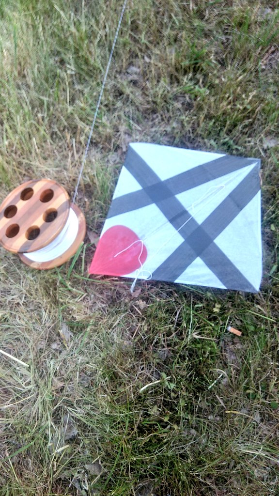 DidiDohle's tweet image. Gesten hab ich erstmal die Drachen sortiert und 2000m neue Baumwollschnur aufgespuhlt. 
Damit sie sich aber richtig gut zu fliegen ist, muss sie einmal in den Himmel.
#Kitefighter #Kampfdrachen #Kiterunner