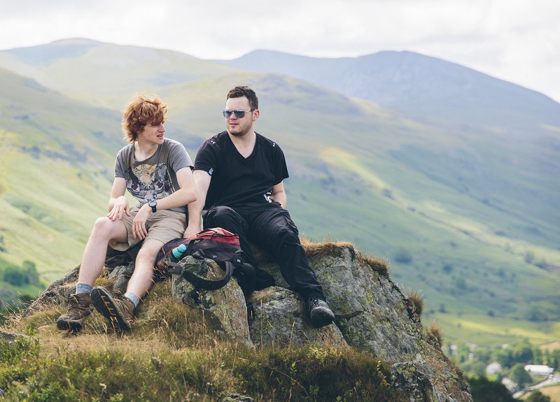 Top tip: bring a bag with you to put your litter in when you visit the #LakeDistrict, if you spot any litter lying around, pick it up and pop it in there🎒🍬🥤 There aren't many bins on the fells, so please think ahead and prepare. Thank you for being #LakeDistrictKind!