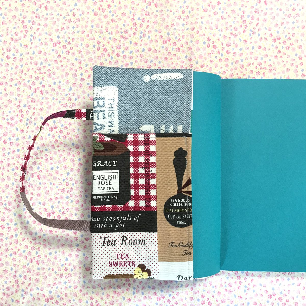 電車で読んでいて「あっ降りなきゃ！」みたいな時にも慌ててカバンに詰めたりせずに、本を閉じるだけでスッと降りれるの便利だと思いませんか？