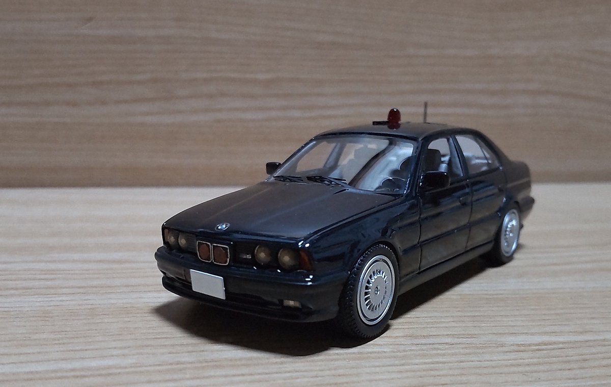 Pcマン Neo製bmwm5が定価より安く手に入ったので 平成初期に首都高都心環状線を疾走していた 警視庁高速隊bmw525 覆面風に改装 以前作成した同じく高速隊で活躍したベンツ覆面風とツーショット 外国製ミニカーにつき 左ハンドル グレードも上位モデル