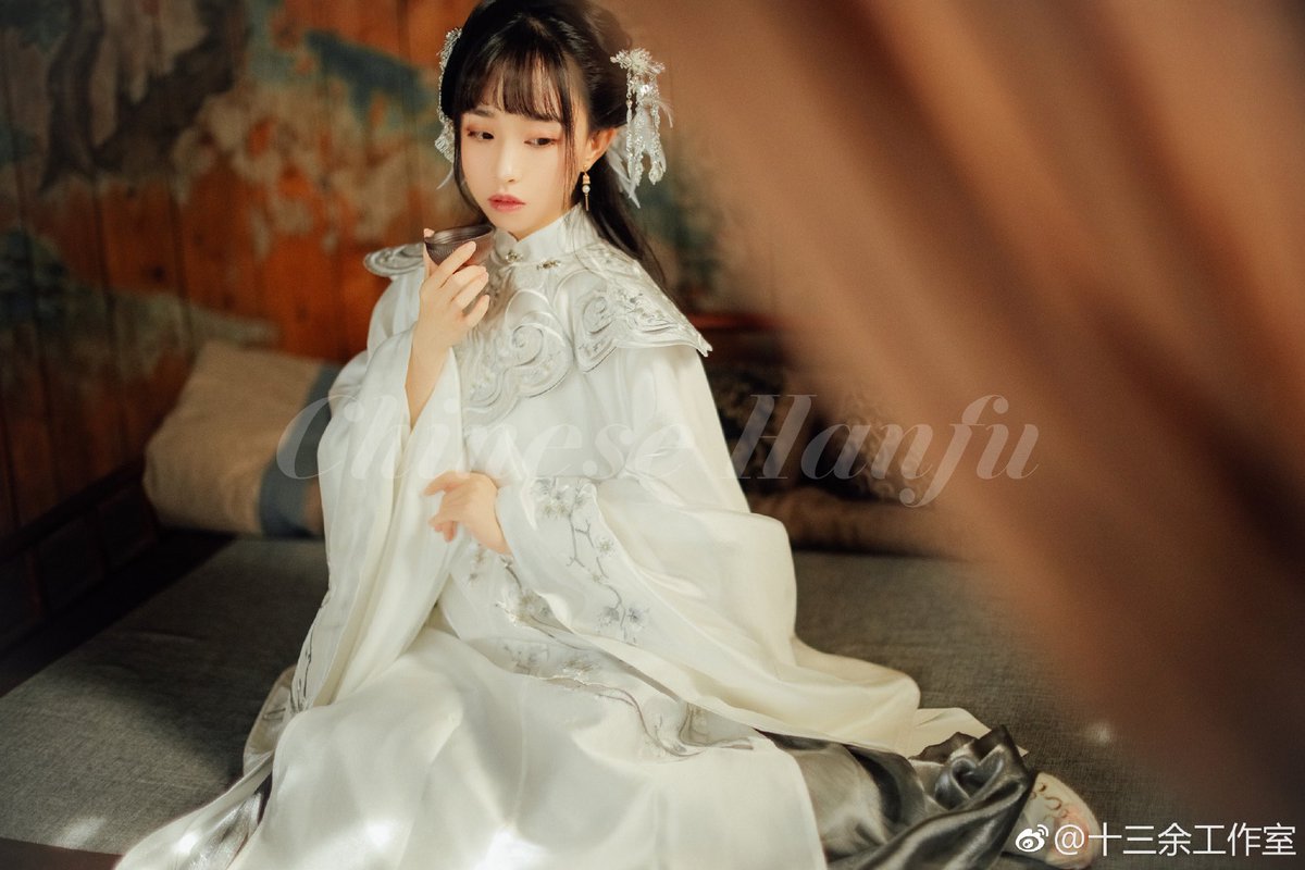 HanfuUk's tweet photo. 𝙼𝚒𝚗𝚐 𝚂𝚝𝚢𝚕𝚎 𝙷𝚊𝚗𝚏𝚞 (明）

by 十三余
———
#漢服 #明制 #汉服 #Hanfu #MingHanfu https://t.co/RvkL7Tzta5