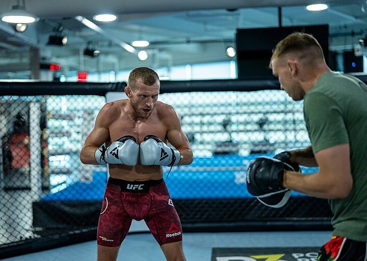 RDXSports's tweet photo. Work hard in silence, let success be your noise.
#RDXSports๐ฅ
@DaveyGrantMMA
#mma #ufc #trainingequipments #gloves #RDXGear #trainhard #staysharp #saturdaymotivation https://t.co/1l6enuSFrc