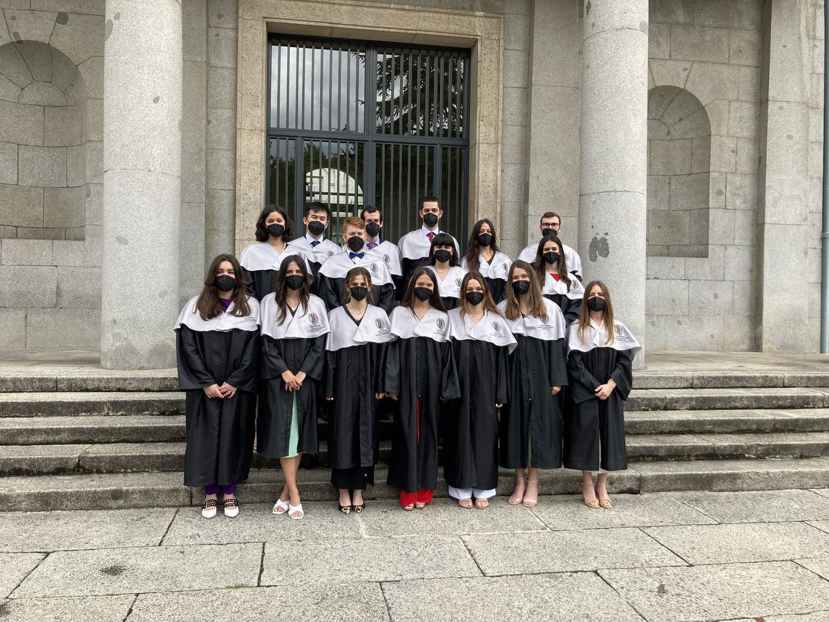 Tras un año intenso y complejo, hoy es un gran día en el #MCPC17 

Hoy nuestros alumnos se gradúan y pasan a formar parte de la gran familia <a href="/alumni_unav/">Alumni UNAV</a> del MCPC

¡Enhorabuena a todos! 👏🏻👏🏻👏🏻