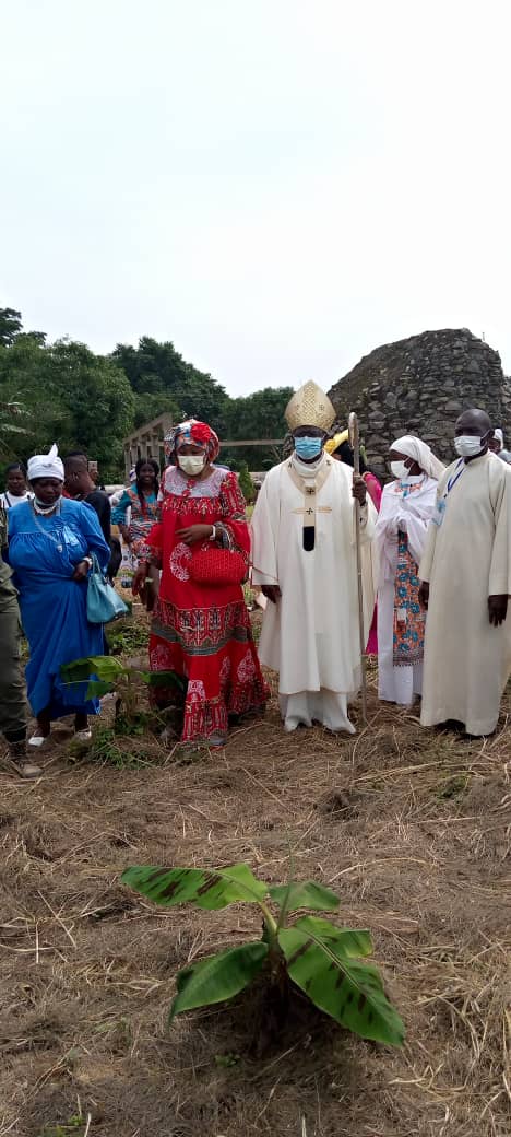 ActusCTD's tweet photo. Visite de l'Archevêque de Yaoundé Jean Mbarga dans la Commune de Bikok. https://t.co/STGoJiuHG9