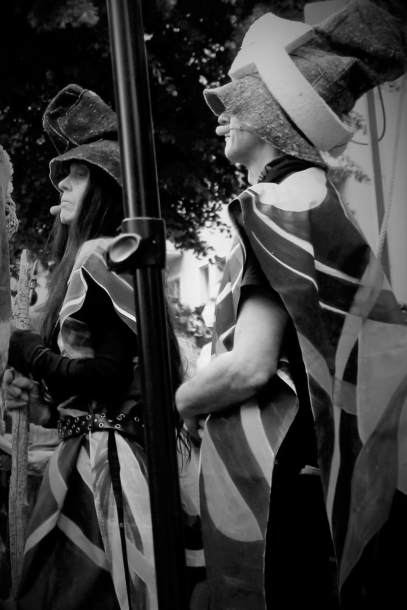 gloreiche36's tweet photo. Druid_innen & Klageweiber empfehlen:
Bittere Verdrängungsakte nie allein runterschlucken, sondern kollektiv wegsingen. Rechtzeitig Elexier des Widerstands brauen & verhindern, dass Menschen & Orte von uns gehen müssen.
2. Solidaritäts-Impfung #Lauratibor #b2006 19h #Bethanien https://t.co/1tNjfIvPAQ