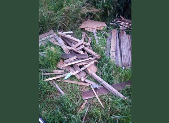 UITWIJK - Onbekenden dumpen flinke partij sloophout in de berm van de Poortweg 

 altena.net/nieuws/gedumpt…