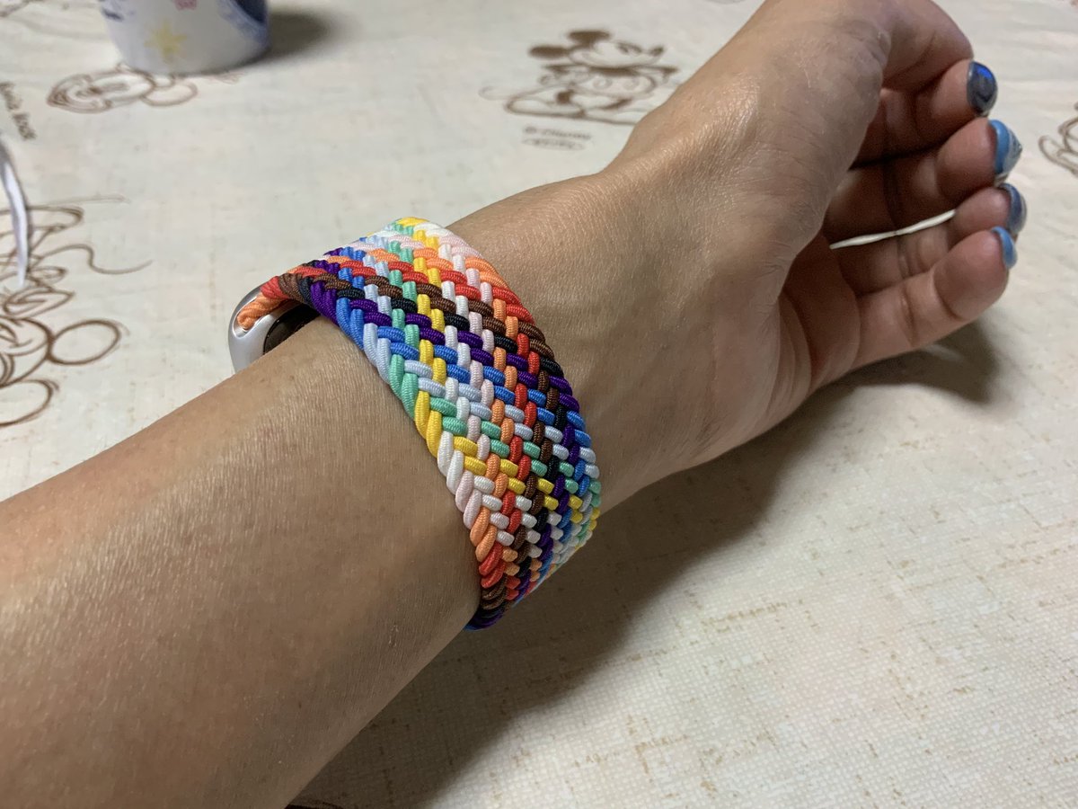 mamaSDX's tweet photo. 娘が #AppleWatch を買った。私は腕時計好きで1世代が出た時から欲しかったんだけど、走らない人間なので見ないふりしてた。今のはファッション性が高くなってて娘の実物見たらどうにも羨ましくてポチった‼️1番小さいベルトにしたけどやっぱり緩い。下は4年前にApple Watchを諦めて買った #FESWatchU https://t.co/szvF8fq7X8