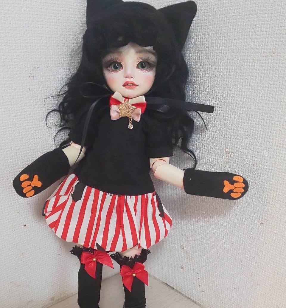 たかつきみほ 依頼のミニチュア人形を作ってます まだ髪型や服は仮で 依頼人と話しながら決めてます 顔が特徴的だからか カジュアルな服より ドレスが似合う 着物も微妙でした 大きな人形は もうなかなか作れませんが ミニチュア人形は販売も