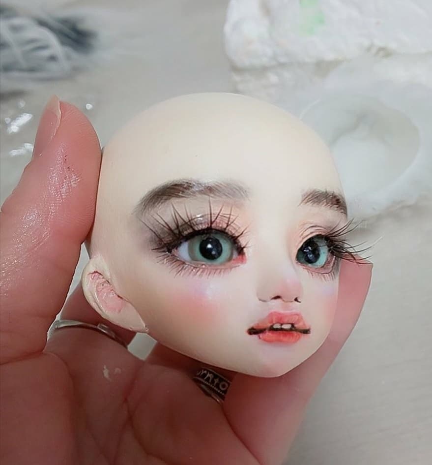 たかつきみほ 依頼のミニチュア人形を作ってます まだ髪型や服は仮で 依頼人と話しながら決めてます 顔が特徴的だからか カジュアルな服より ドレスが似合う 着物も微妙でした 大きな人形は もうなかなか作れませんが ミニチュア人形は販売も