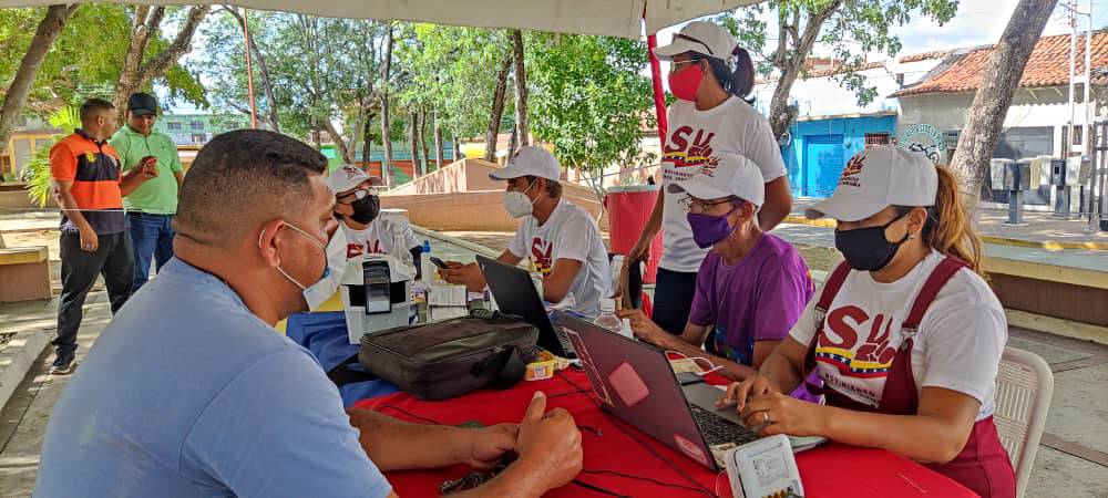 En la Plaza Bolívar del Mpio. Leonardo Infante nuestros brigadistas del Movimiento Somos Venezuela continúan con el proceso de Carnetización del <a href="/PartidoPSUV/">PSUV</a>, el Partido más grande de Latinoamérica.

#GuáricoEnUnidadTrabajaParaElPueblo