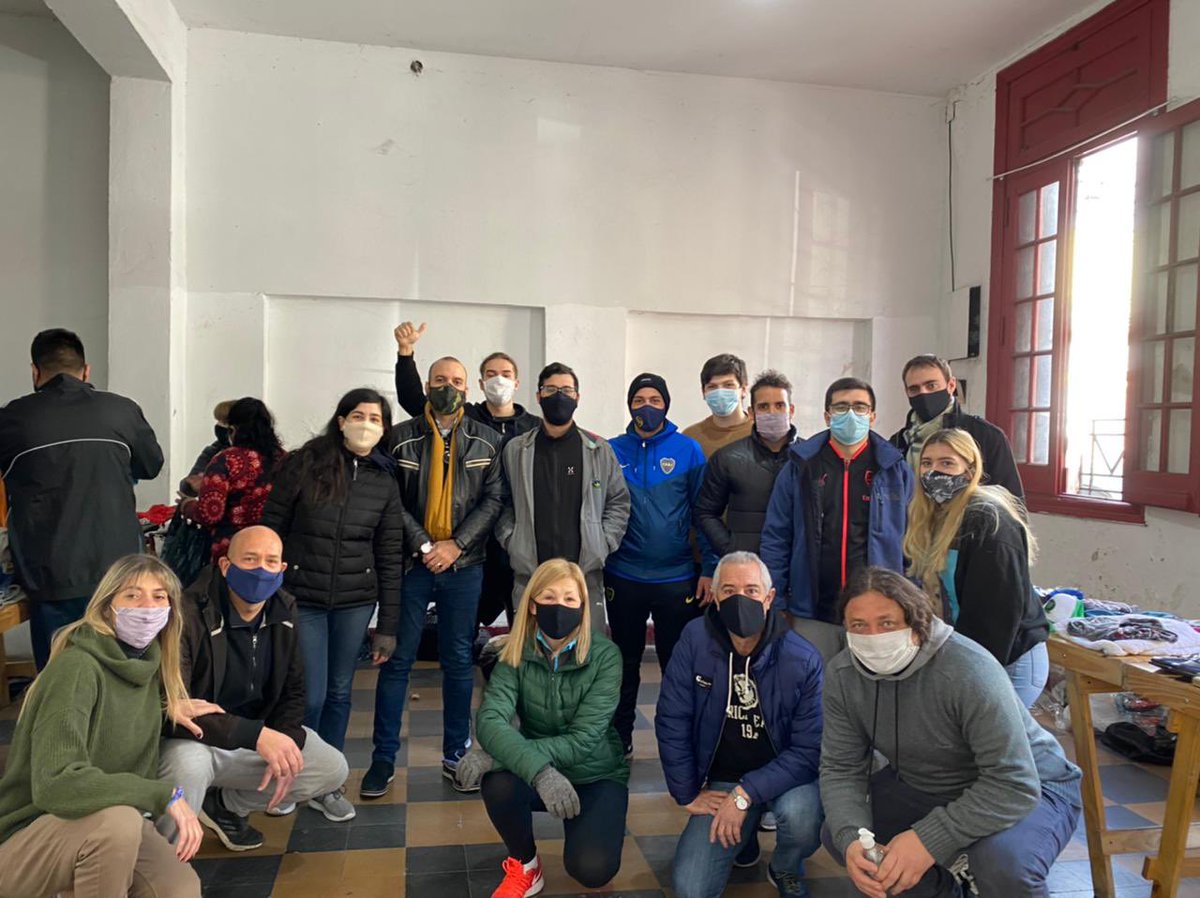 CarlosBelloCom's tweet photo. Esta mañana la juventud del comité Carlos Bello organizó un perchero solidario para los vecinos del barrio. 
Agradecemos a todos los que se acercaron para acercar donaciones y vinieron a ayudar a nuestros jóvenes. 
Para nosotros es un placer estar al lado de nuestra gente!! 🇵🇱 https://t.co/vJZGD0F6tV