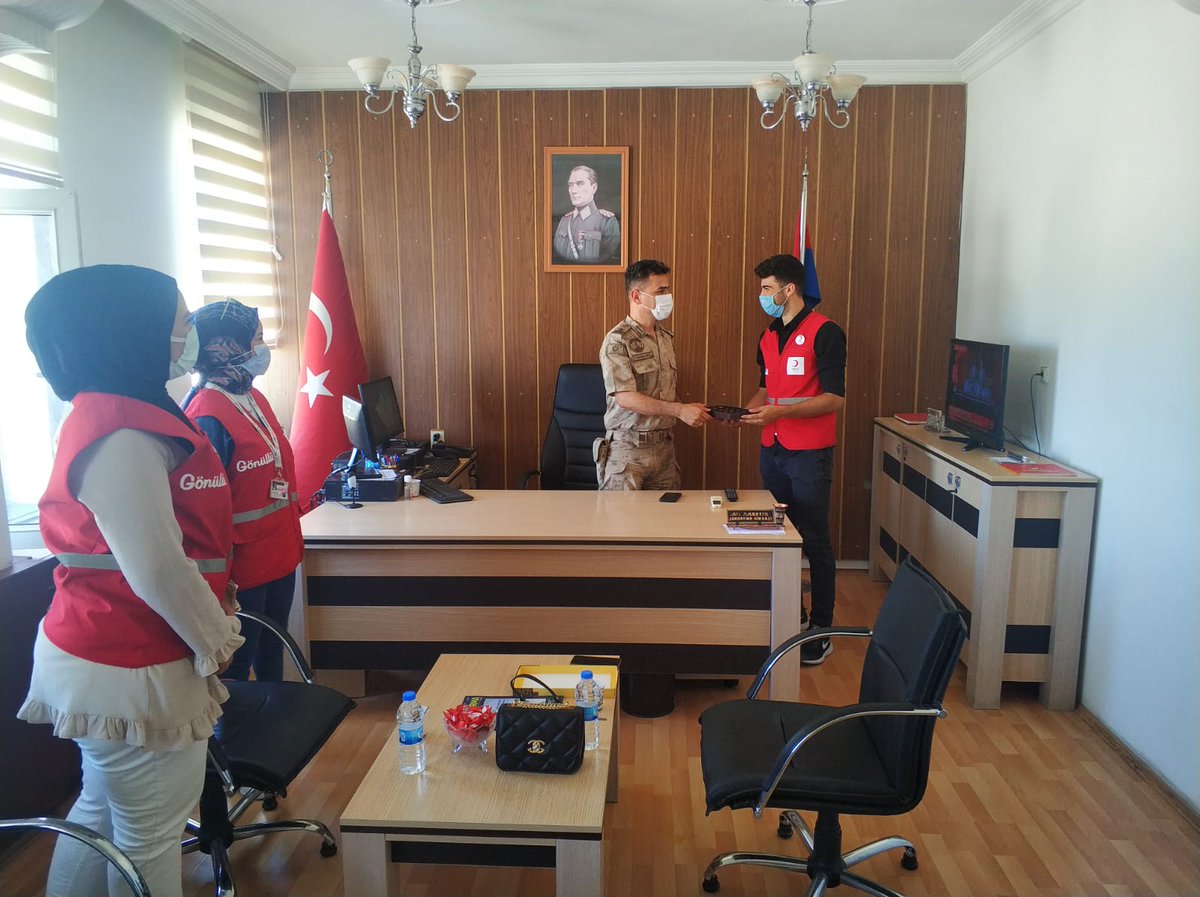 Bugün Kovancılar Genç Kızılay ekibi olarak jandarma haftası münasebetiyle İlçe Jandarma Komutanlığını ziyaret ettik. Jandarma 182 yaşında. #iyigeleceksin #sensizolmaz #izbirakanol