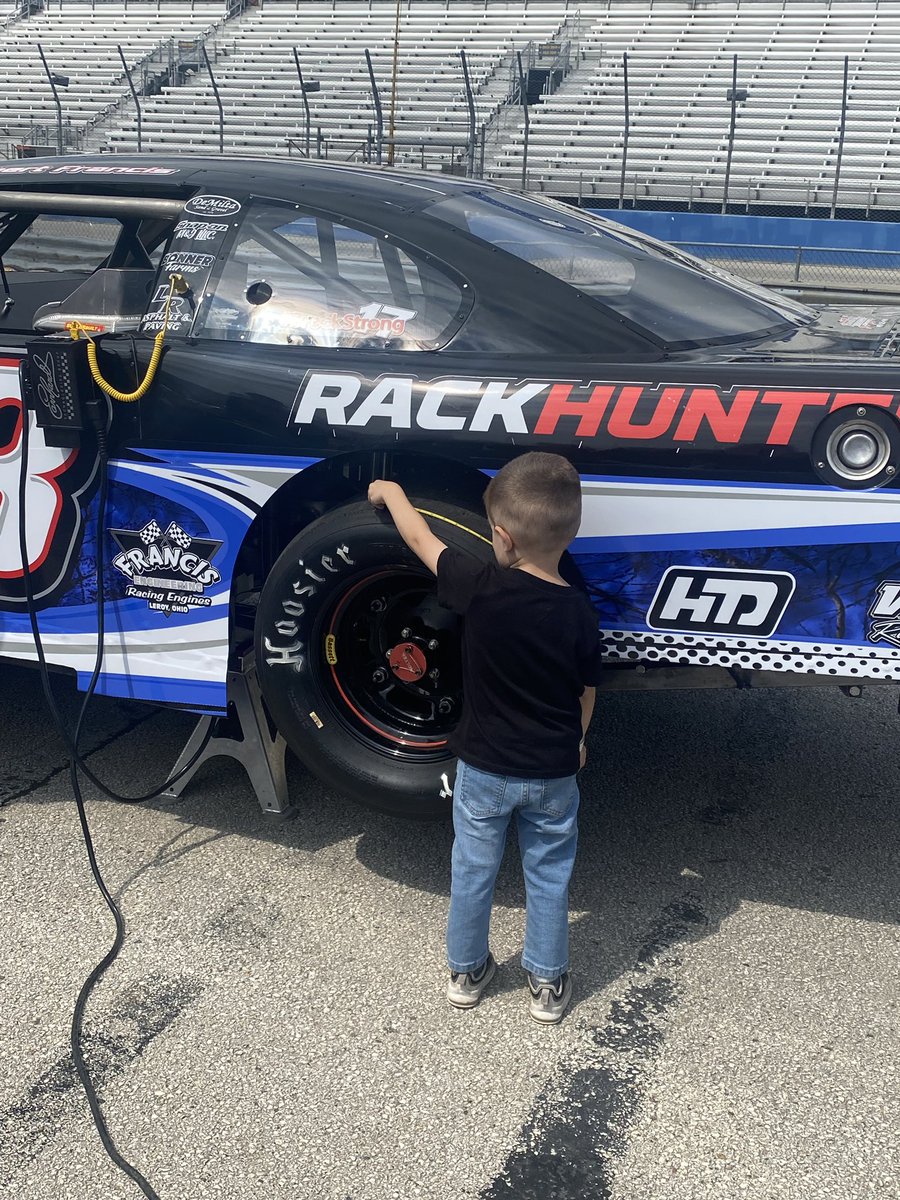 Our crew chief for the day has it dialed in. 
#FathersDay100 
Milwaukee Mile / @speed51dotcom