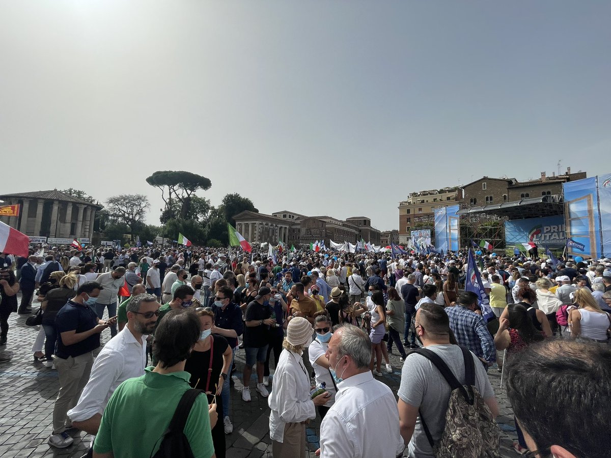mauro_lucentini's tweet photo. Grazie @matteosalvinimi per questa giornata stupenda … Roma saprà rispondere. #primalitalia https://t.co/W32x1u5Ky1
