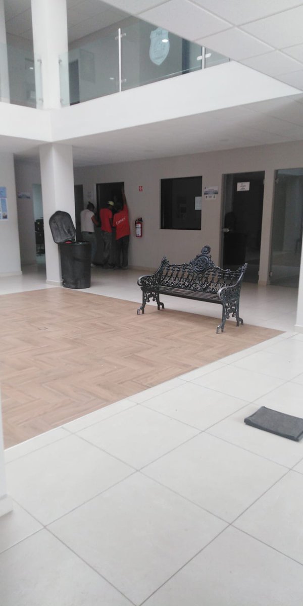 charly_tuiter's tweet photo. #AlMomento
Visitaduria General de @Fiscalia_Mor toma la Unidad de Cadáveres No Identificados, en represalia contra MP que se negó a autorizar la inhumación de cuerpos que no cumplen con protocolo de inhumación. @UrielCarmona17 @HurtadoFortido @CNDH @Busqueda_MX https://t.co/cRsTDlodV4