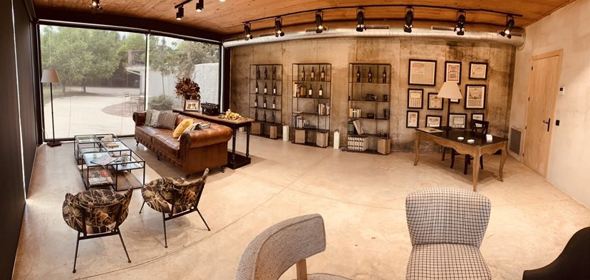 LesAcacies's tweet photo. Vine a descobrir “El Celler més Petit del Món”. Discover the “Smallest Winery in the World”’. #vadevi #wearedwine #enoturismo https://t.co/VqHIJFlL0u