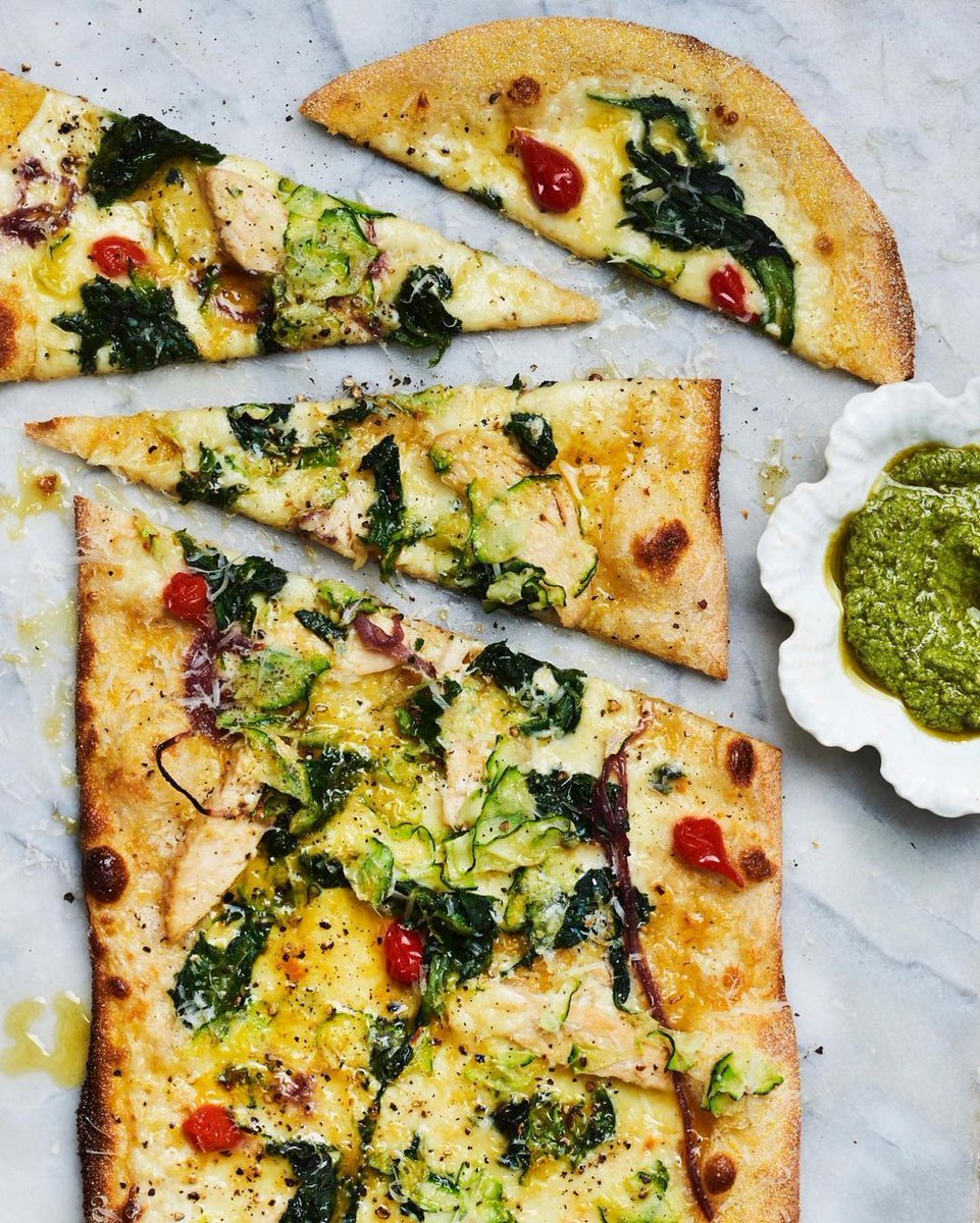 Primavera Forever 🌼 aka the pizza of the season from @ASKItalian - creamy white base topped with chicken breast, balsamic red onions, red pepper pearls, grated courgette, spinach & mozzarella. Served with pesto on the side for you to dollop or dip.