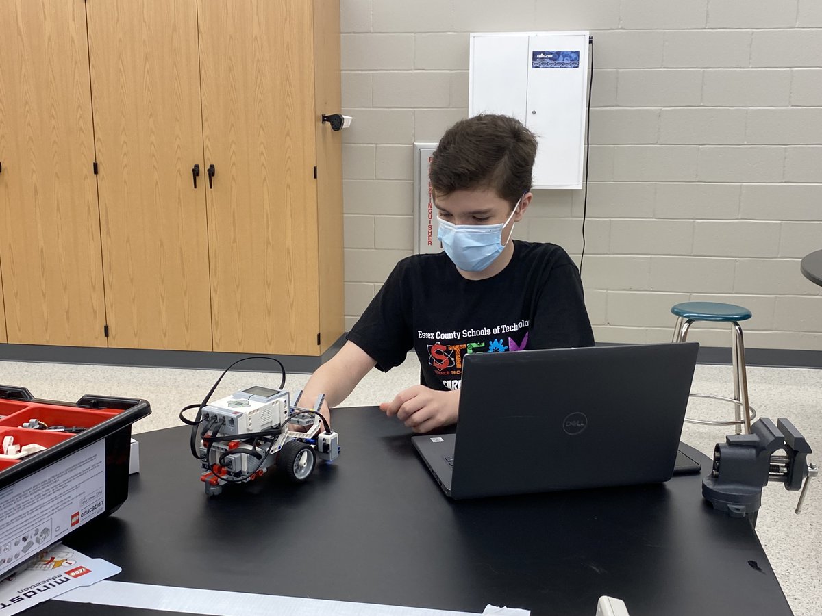 schools_essex's tweet photo. Such an amazing end of our Spring STEAM Career Academy workshops for middle school students.  We are very proud of this program and were so happy to host some parents today for tours of Payne Tech.  #PuttingEssexCountyFirst @Joe_D_EssexExec #CTE @GenCross0914 @TAPintoNewark https://t.co/ey1nWWn98F