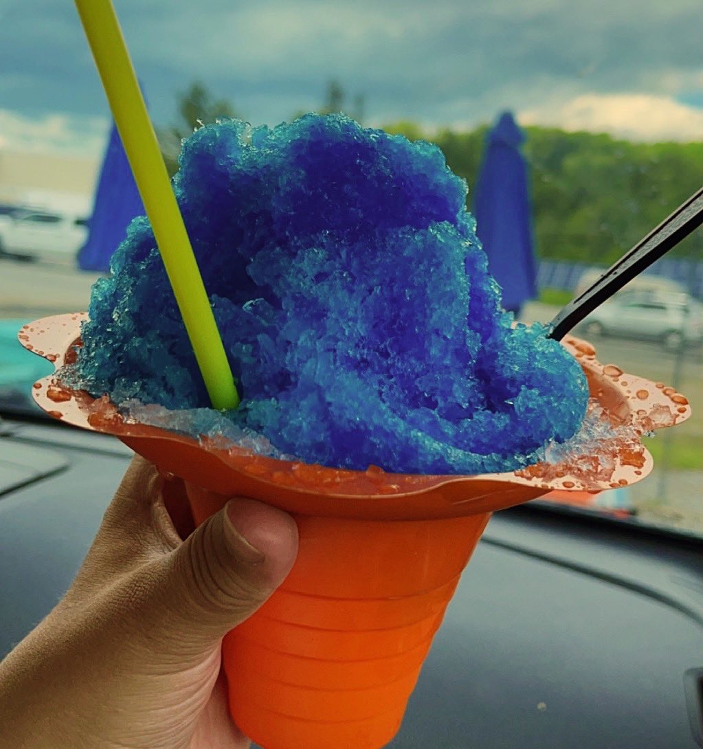 Samantha12Sue's tweet photo. #SnowCone #ShavedIce #BlueRaspberry #JJsSundaeExpress #LittleBlueBus #FoodStand #FoodTruck #NHfinds #NH #ColebrookNH #SummerTreat #IceCold #yummy https://t.co/5oMHNB2TXv