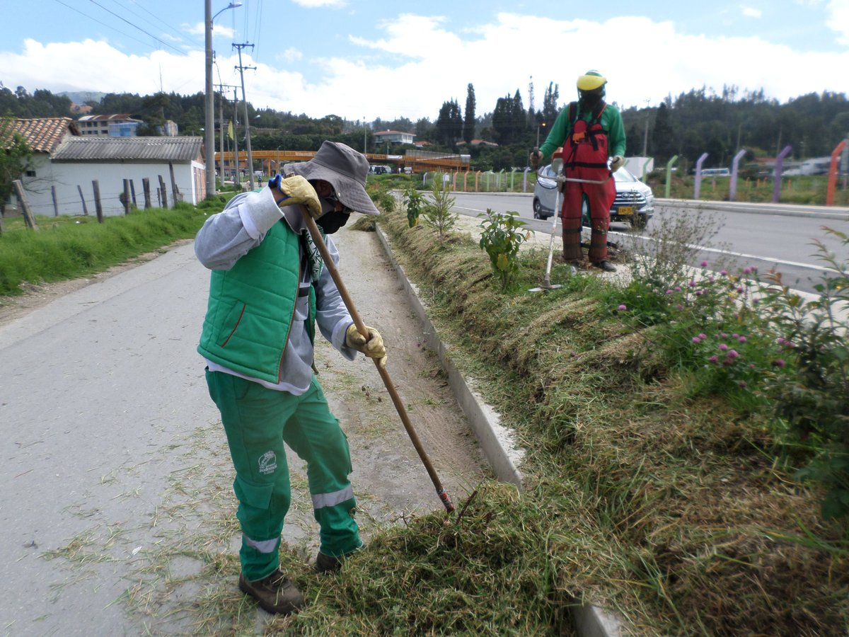 Con distintos frentes de trabajo realizamos en #Paipa jornada especial de embellecimiento en urbanización Los Lanceros, vereda Llano Grande, estación férrea y vía Francisco Montaña, entre otras. También hicimos poda de árboles, guadañado, retiro de maleza, recolección y barrido.