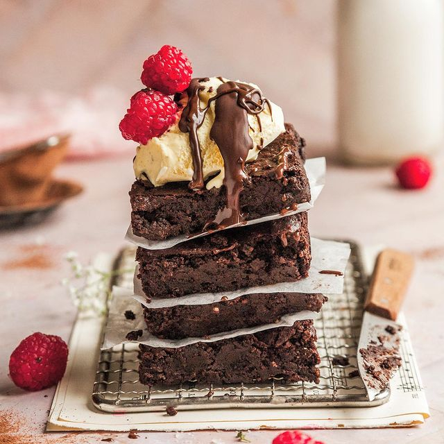 Are weekends even complete without chocolate...? 😆
Someone who knows chocolate is @samanthahadadi - take a look at this gorgeous recipe!

#repost
It’s been a while since I posted a brownie recipe on here and decided that needed to change. 😳 

I love experimenting with bro