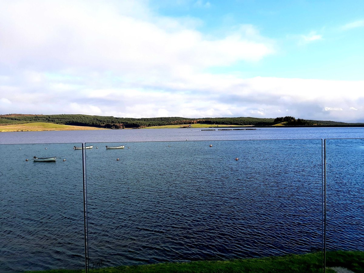 DewchI_Gonwy's tweet image. Ydych chi wedi ymweld â phentrefi Hiraethog a Llyn Brenig? Y prif atyniadau yma yw Mynydd Hiraethog, Llyn Brenig a Cherrigydrudion! Cewch weld golygfeydd hyfryd a chymryd rhan mewn amrywiaeth o weithgareddau hamdden #YmweldâChonwyYnDdiogel #Hiraethog #GogleddCymru