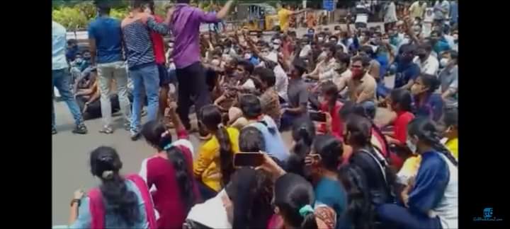 spice_raju007's tweet photo. APPSC aspirants are protesting against Ychepi gvt after Appsc calendar

Downfall started #Jagan no 🤺🏌️🏌️🏌️🏌️

#YSRCPJoblessCalendar https://t.co/cocJoBP43A