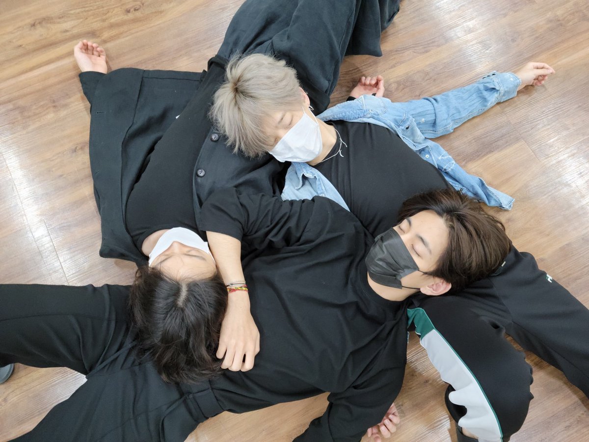 doerthang's tweet photo. vminkook being inseparable trio - a thread https://t.co/6NW1o8GotC