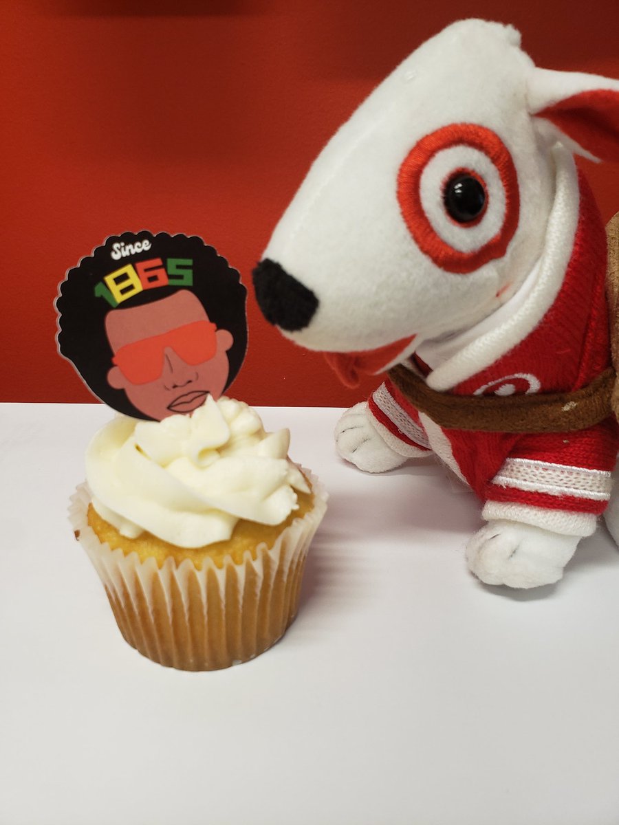lilJacksonmom's tweet photo. #Juneteenth is off to a great start at #T1007 thanks to #brownbuttercakes @DarrinTgt @DaionTGT @reshamkapurTGT
Proud to work for a company that invests in our community. #worksomewhereyoulove https://t.co/NfuQ1N8xKR