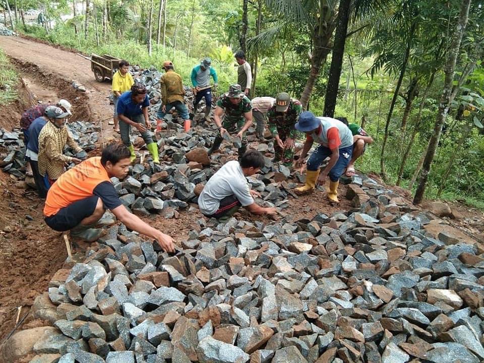 Simpur_Desaku's tweet photo. Masyarakat Dukuh Barong desa Simpur kecamatan Belik kabupaten Pemalang bersama TNI Satgas TMMD Sengkuyung tahap II tahun 2021 Kodim 0711/Pemalang bergotong- royong bahu - membahu, melaksanakan  pekerjaan pembangunan jalan makadam, Jumat (18/06/2021)

#kodimpemalang https://t.co/iXZdsBcpcP
