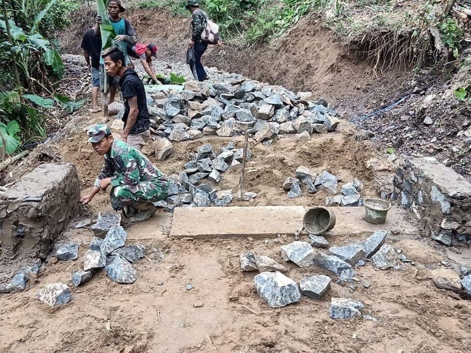 Simpur_Desaku's tweet photo. Masyarakat Dukuh Barong desa Simpur kecamatan Belik kabupaten Pemalang bersama TNI Satgas TMMD Sengkuyung tahap II tahun 2021 Kodim 0711/Pemalang bergotong- royong bahu - membahu, melaksanakan  pekerjaan pembangunan jalan makadam, Jumat (18/06/2021)

#kodimpemalang https://t.co/iXZdsBcpcP