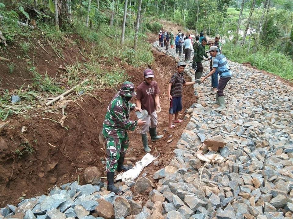 Masyarakat Dukuh Barong desa Simpur kecamatan Belik kabupaten Pemalang bersama TNI Satgas TMMD Sengkuyung tahap II tahun 2021 Kodim 0711/Pemalang bergotong- royong bahu - membahu, melaksanakan  pekerjaan pembangunan jalan makadam, Jumat (18/06/2021)

#kodimpemalang