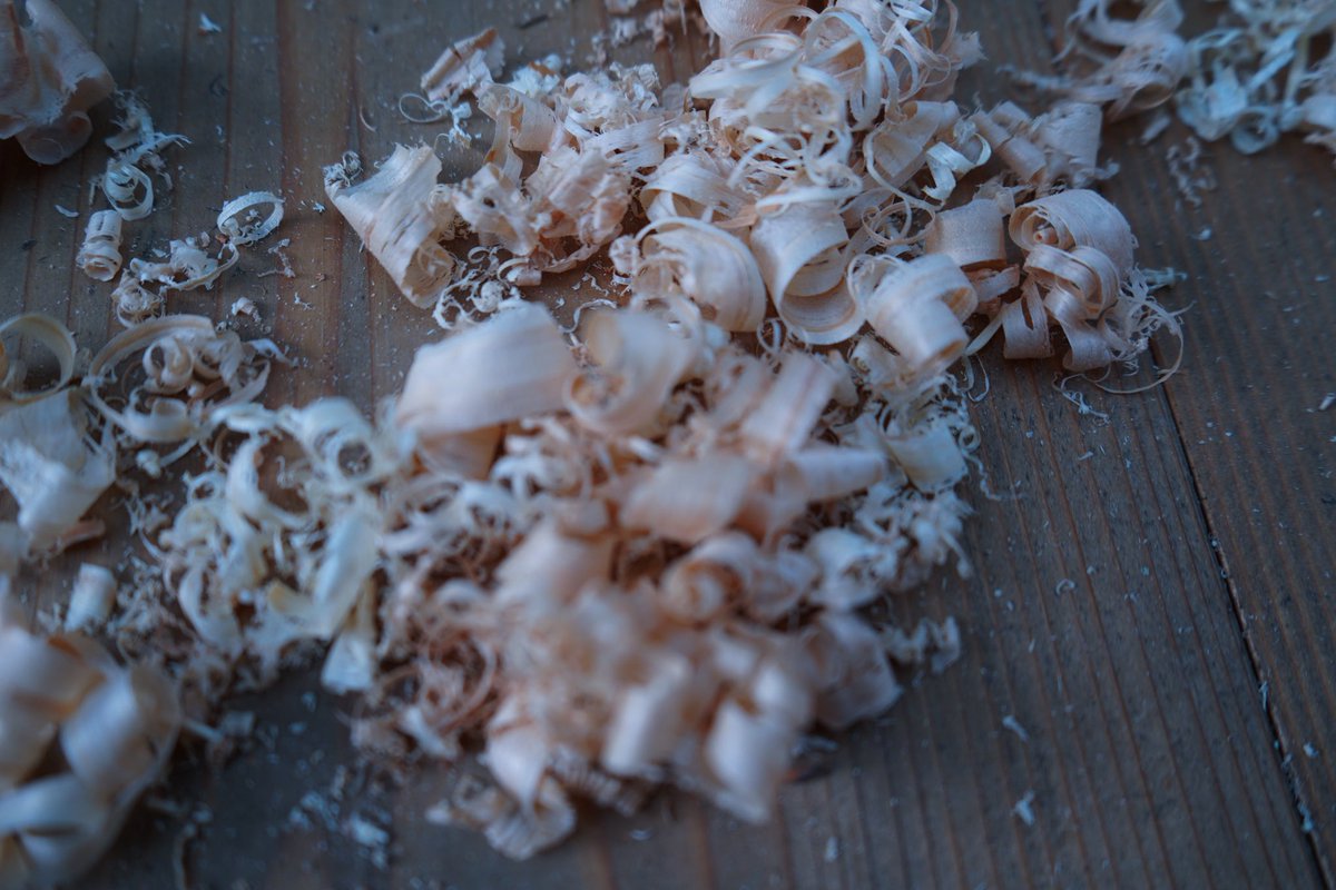 udon94022620's tweet photo. Wood flakes from Kanna, a Japanese woodworking plane. 

#kagiyamagallerybar 
#japanesecarpentry
#bricolage 
#travaildubois 
#賀儀山商会 
#japanesetraditional 
#traditionjaponaise 
#woodflakes
#木屑
#japanesewoodworking
#bois 
#woodworking
#naoshima
#直島
#玉野市 https://t.co/0nZ5fWxqDS