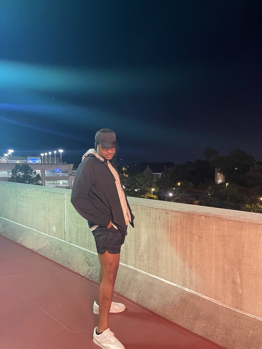 Skies out, thighs out