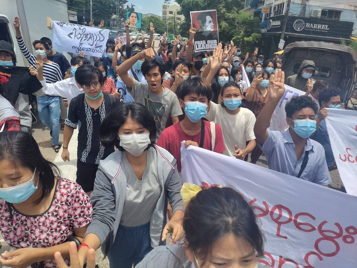 SanNgul's tweet photo. Yangonians took the streets to stage #76FlowerStrike as a birthday celebration of our democratic leader Daw Aung San Suu Kyi.
FREEDOM FROM FEAR
#June19Coup
#WhatsHappeningInMyanmar https://t.co/jqlC6OTy4R
