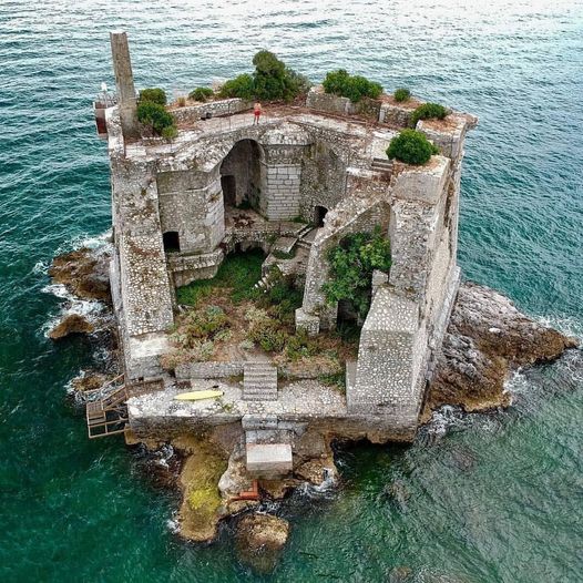 Torre Scola, Italy
📷 Nobert Frroku