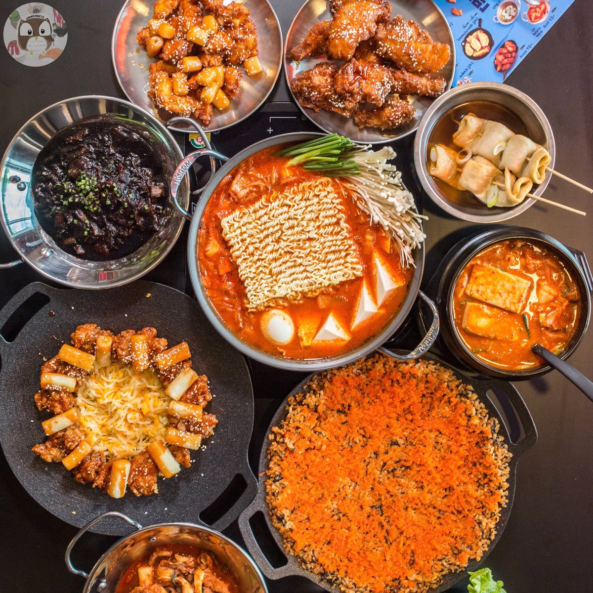 foodblogbkk's tweet photo. ยกสตรีทฟู้ดเกาหลีมาไว้ในห้าง😍 ร้านชอนมัน สาขาใหม่อยู่ใน Big C พระราม 4 ตกแต่งฟีลผับเกาหลีเว่อร์ ทีเด็ดร้านนี้คือปลาหมึกผัด ที่กินกับข้าวไข่กุ้งกรึ๊บๆ ดีมากก ชอบข้าวไข่กุ้งสุดๆๆ อร่อยยย ช่วงนี้มีโปร 1 แถม 1 เพียบ @aroii https://t.co/aTxmmYTMXf