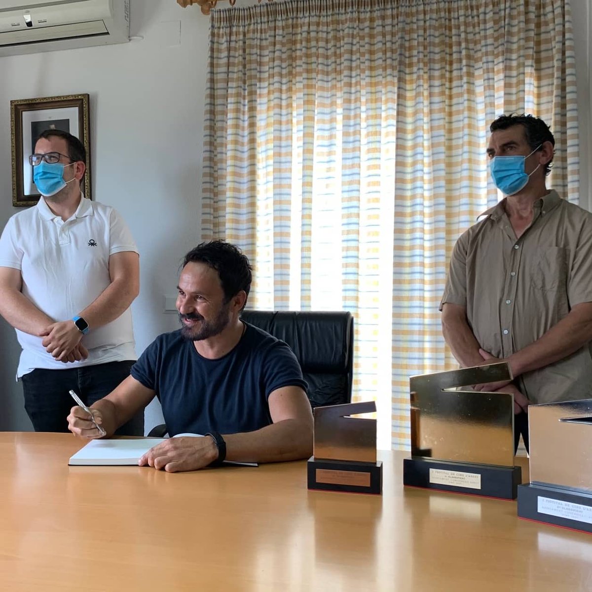 confrideslabdet's tweet photo. [CAS] 👉 El jurado del Festival de @CineLAbdet firma el libro de Honor del Ayuntamiento de Confrides L'Abdet

[VAL] 👉 El jurat del Festival de Cinema L'Abdet signa el llibre d'Honor de l'Ajuntament de Confrides L'Abdet

#CineLAbdet #FECILA #VisitConfridesLAbdet #LAbdet https://t.co/9KOtXIpmqY